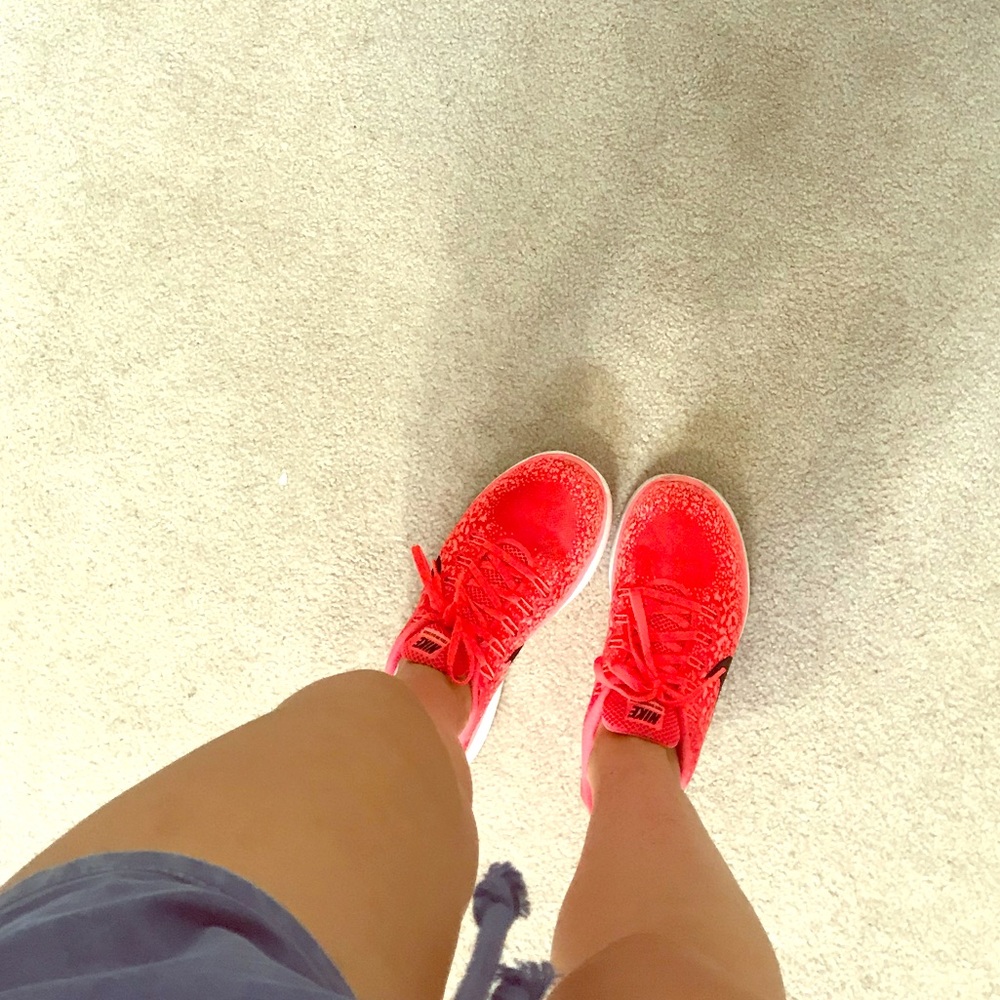 🚨Bright Red Nikes🚨